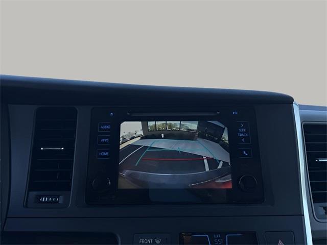 2015 Toyota Sienna LE photo