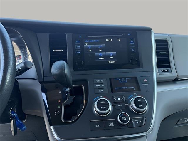 2015 Toyota Sienna LE photo