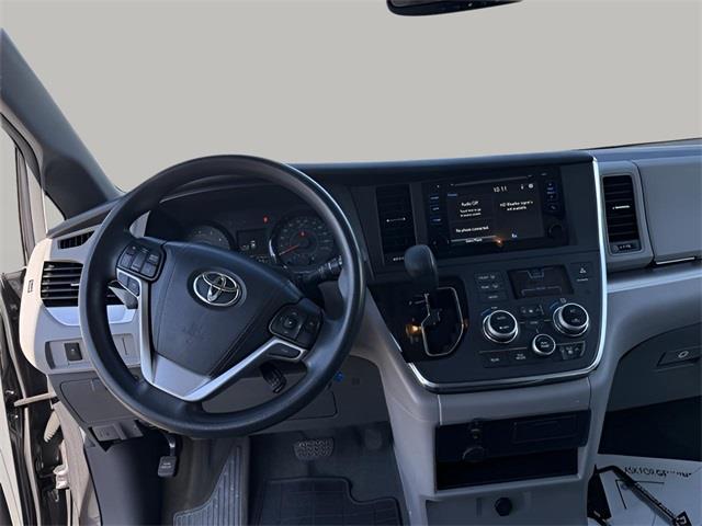 2015 Toyota Sienna LE photo