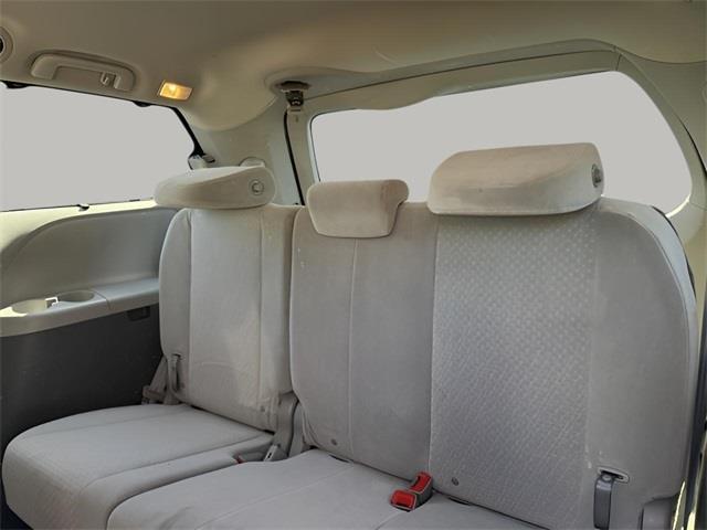 2015 Toyota Sienna LE photo