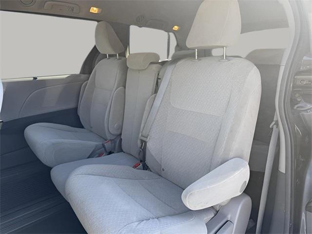 2015 Toyota Sienna LE photo