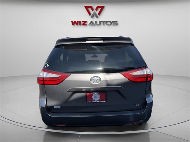 2015 Toyota Sienna LE photo