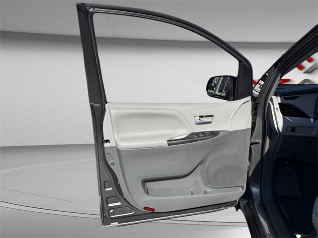 2015 Toyota Sienna LE photo