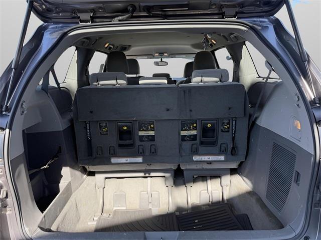 2015 Toyota Sienna LE photo