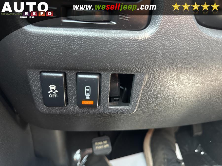 2015 Nissan Titan 4WD Crew Cab SWB SV photo