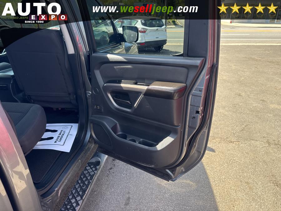 2015 Nissan Titan 4WD Crew Cab SWB SV photo