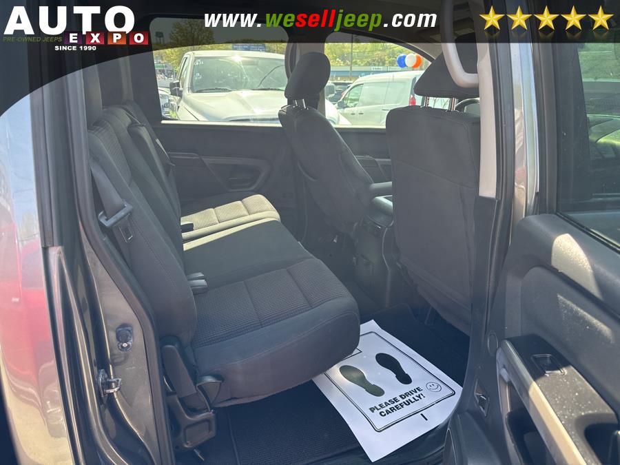 2015 Nissan Titan 4WD Crew Cab SWB SV photo