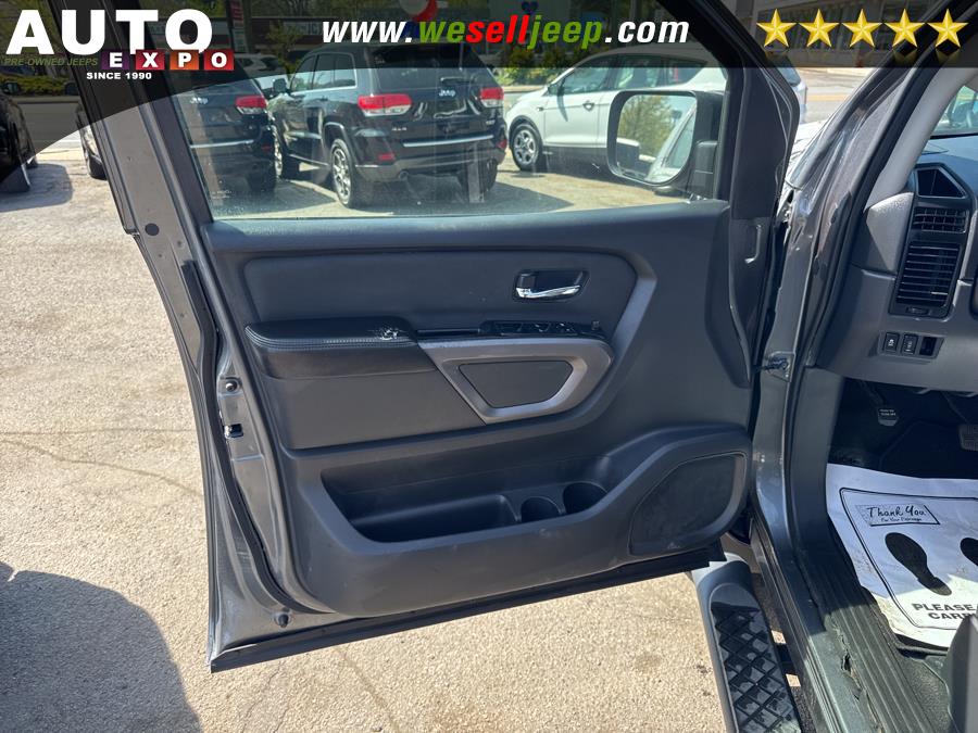 2015 Nissan Titan 4WD Crew Cab SWB SV photo