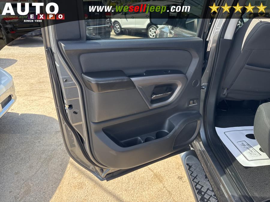 2015 Nissan Titan 4WD Crew Cab SWB SV photo