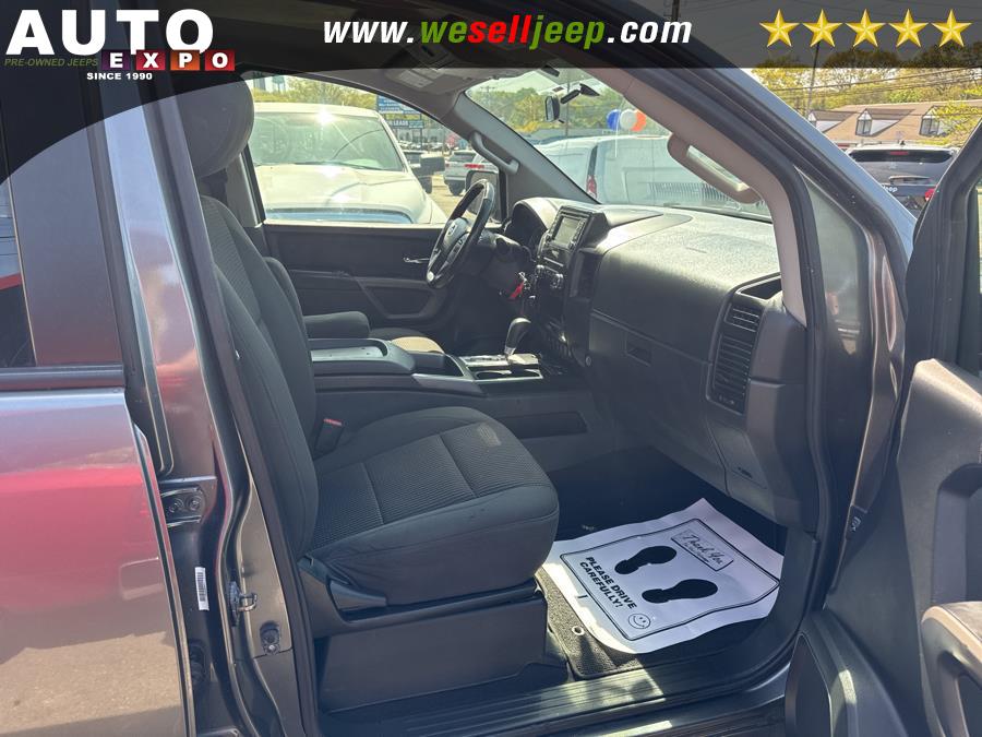 2015 Nissan Titan 4WD Crew Cab SWB SV photo