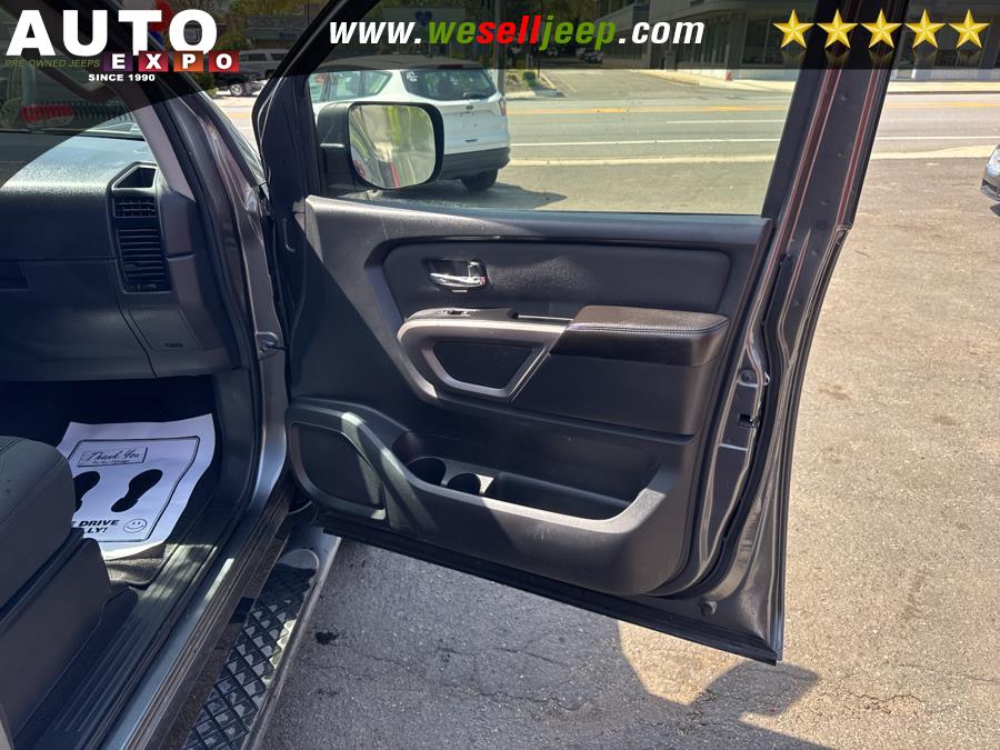 2015 Nissan Titan 4WD Crew Cab SWB SV photo