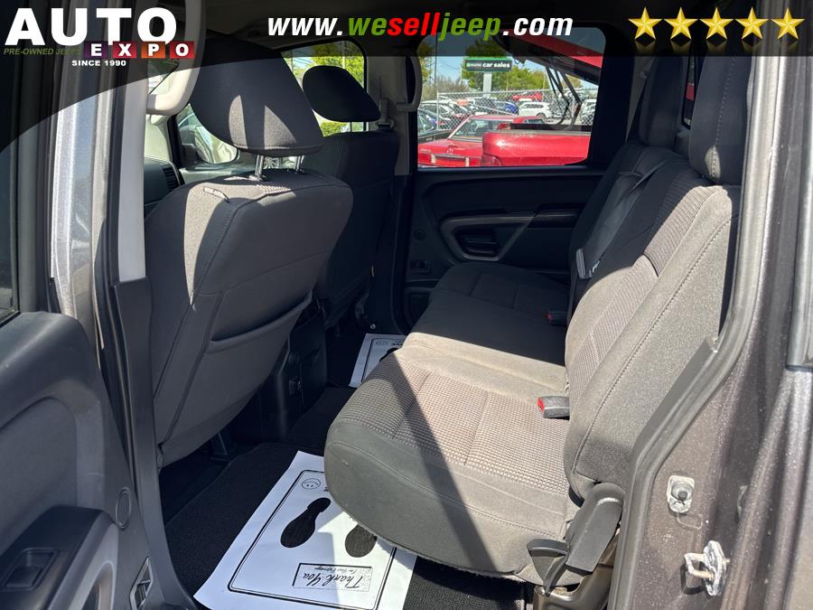 2015 Nissan Titan 4WD Crew Cab SWB SV photo