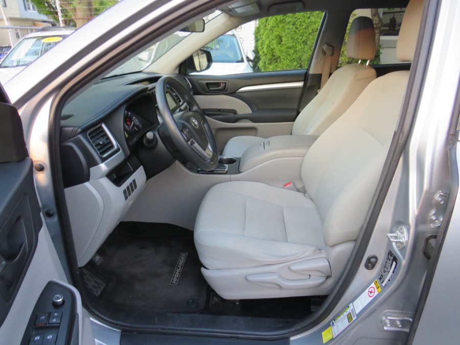 2014 Toyota Highlander LE photo