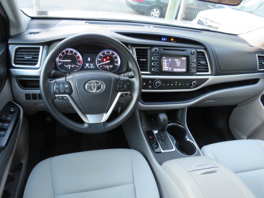2014 Toyota Highlander LE photo