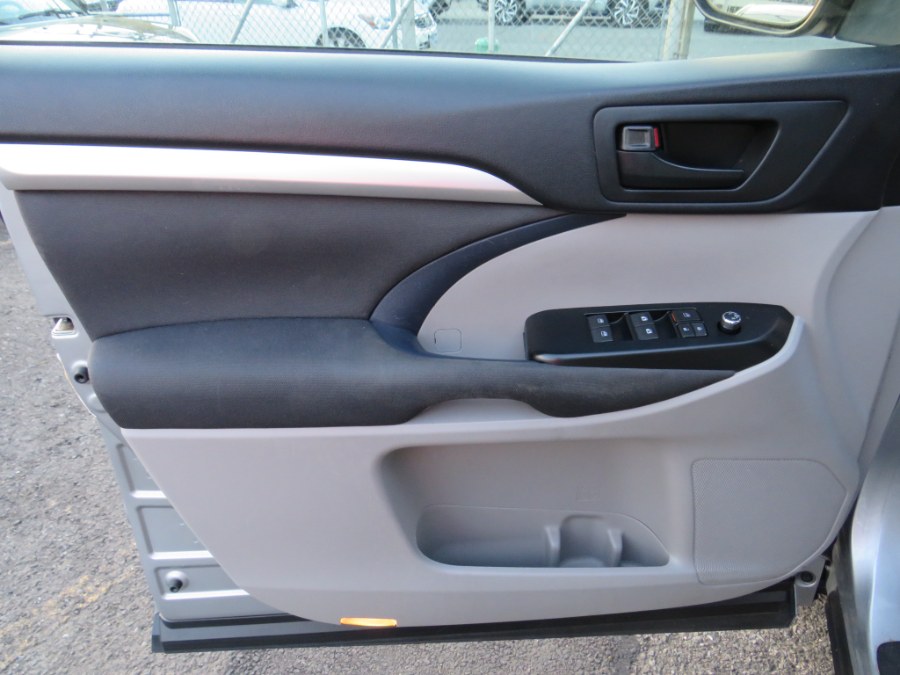 2014 Toyota Highlander LE photo