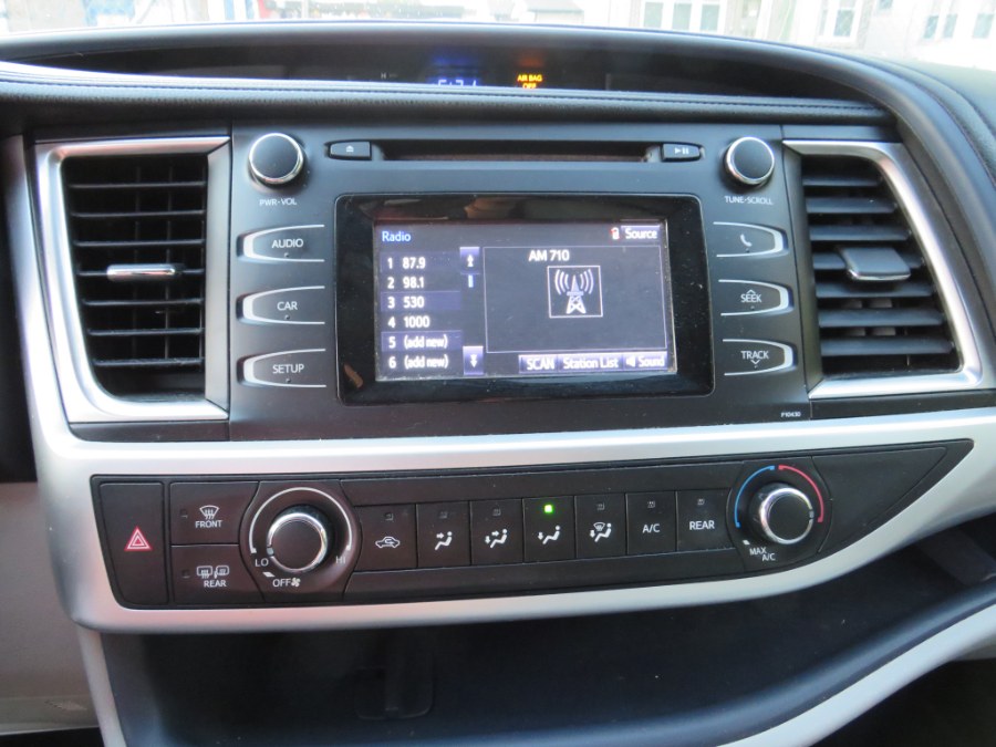 2014 Toyota Highlander LE photo