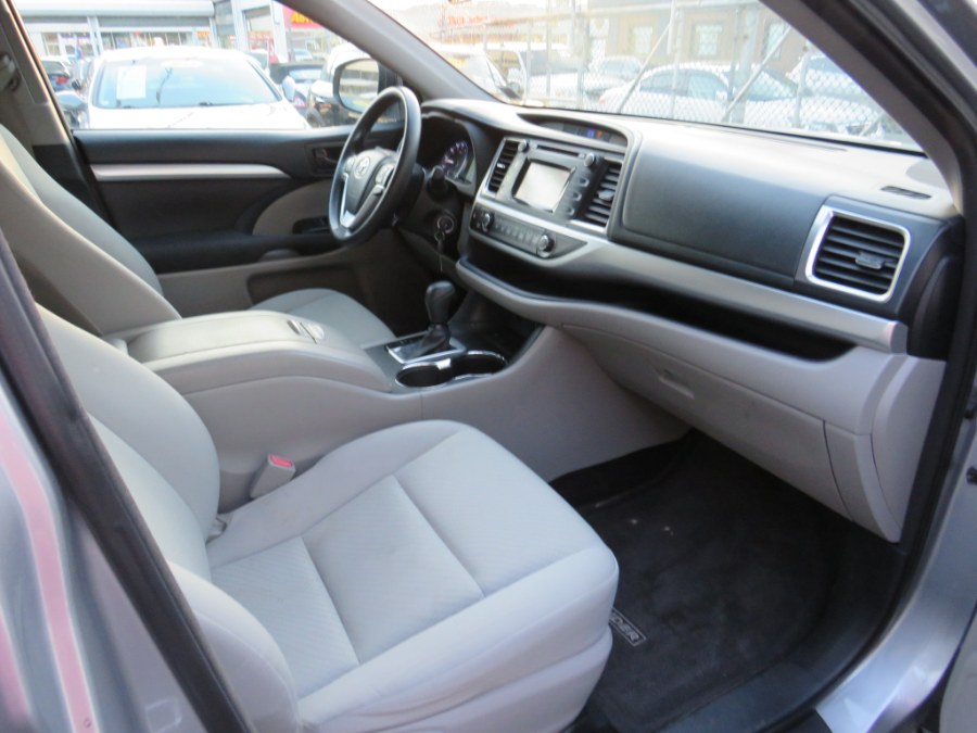 2014 Toyota Highlander LE photo
