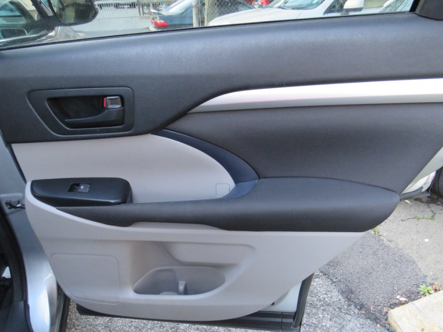 2014 Toyota Highlander LE photo