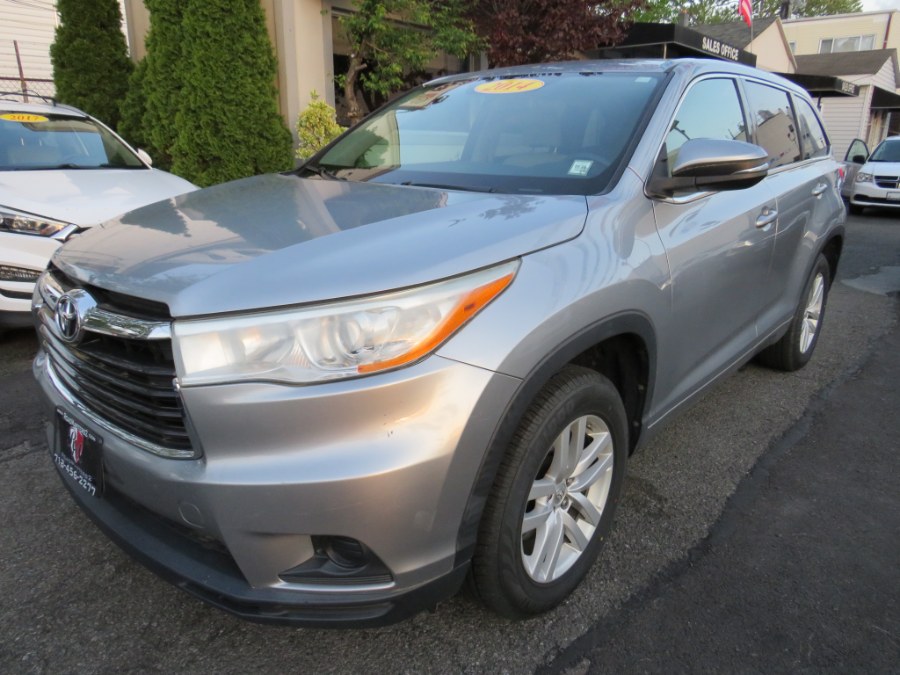 2014 Toyota Highlander LE photo