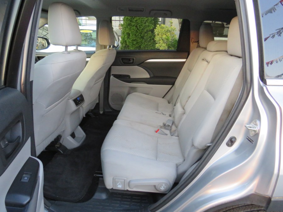 2014 Toyota Highlander LE photo