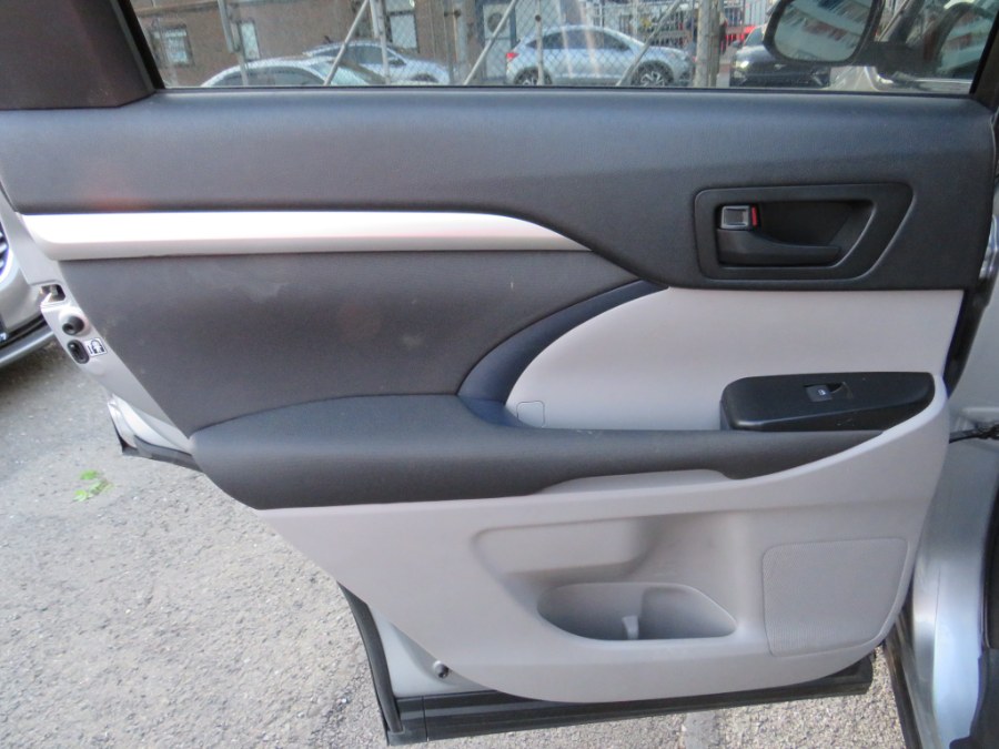 2014 Toyota Highlander LE photo