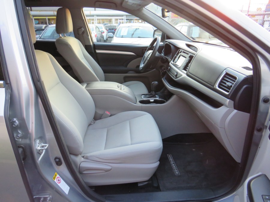 2014 Toyota Highlander LE photo