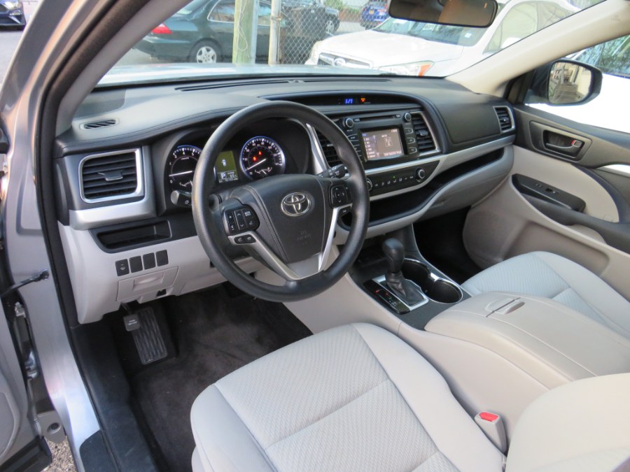 2014 Toyota Highlander LE photo