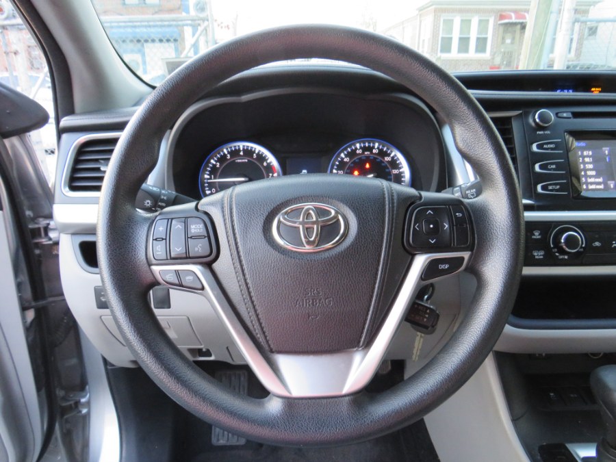 2014 Toyota Highlander LE photo
