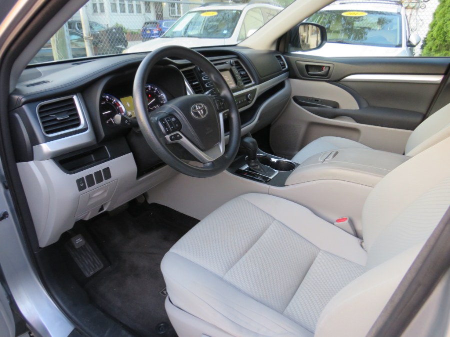 2014 Toyota Highlander LE photo