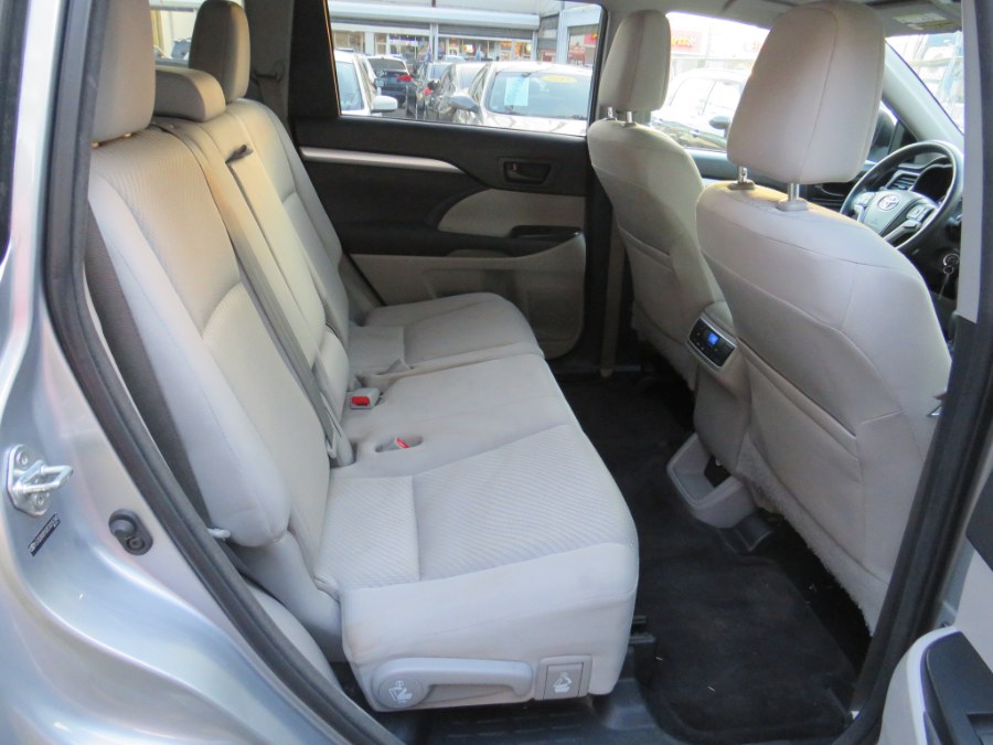 2014 Toyota Highlander LE photo