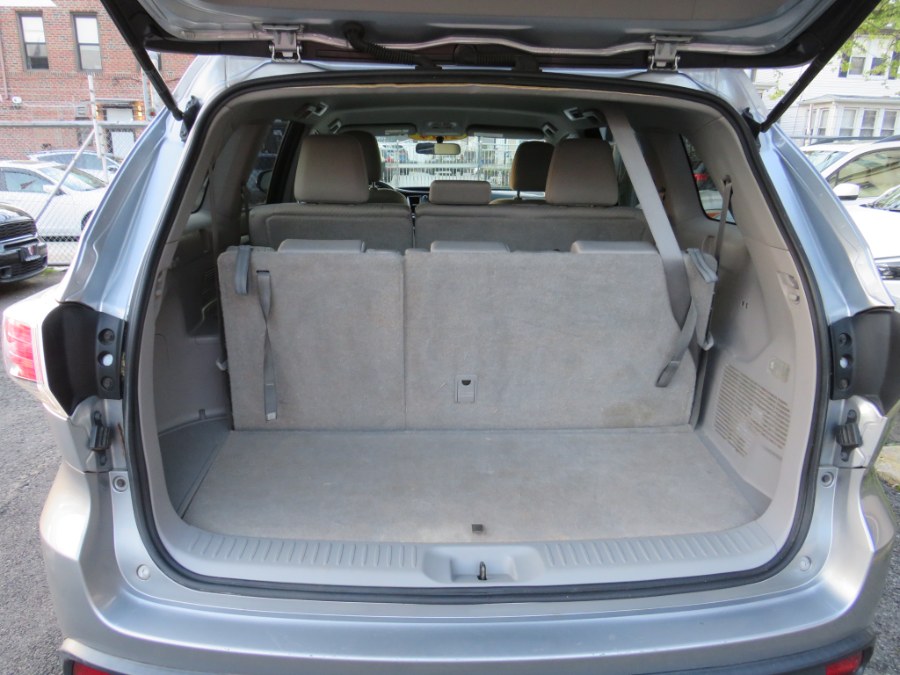 2014 Toyota Highlander LE photo