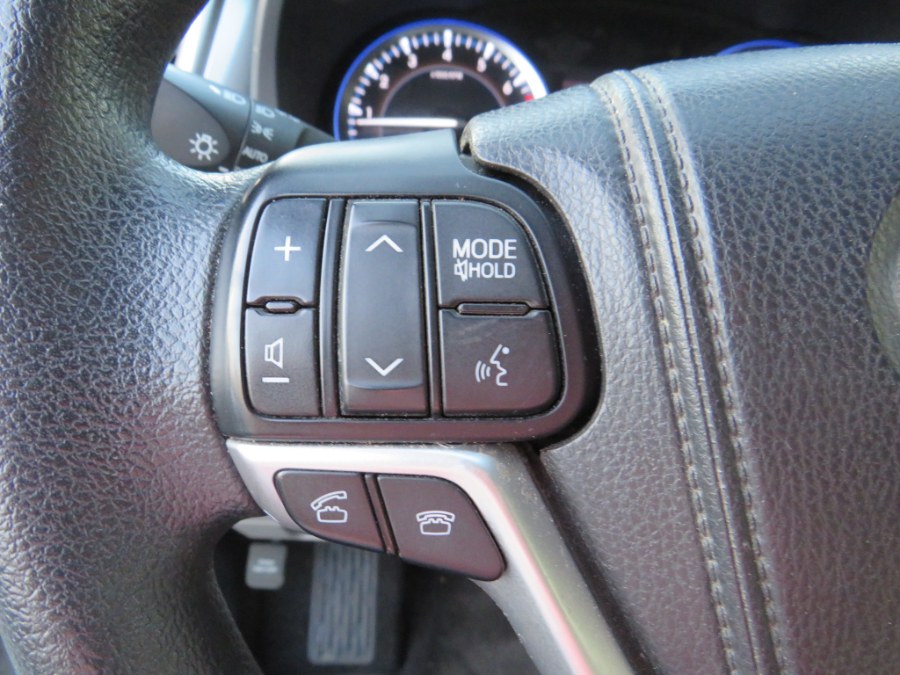 2014 Toyota Highlander LE photo