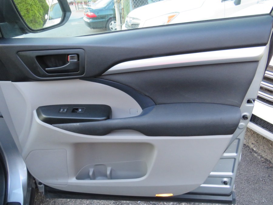 2014 Toyota Highlander LE photo