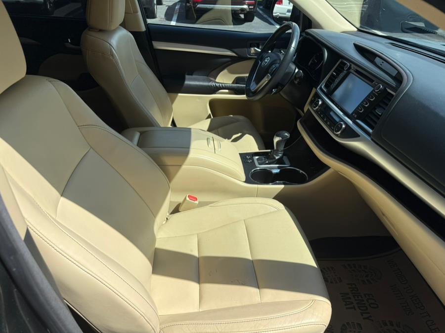 2016 Toyota Highlander AWD 4dr V6 XLE (Natl) photo