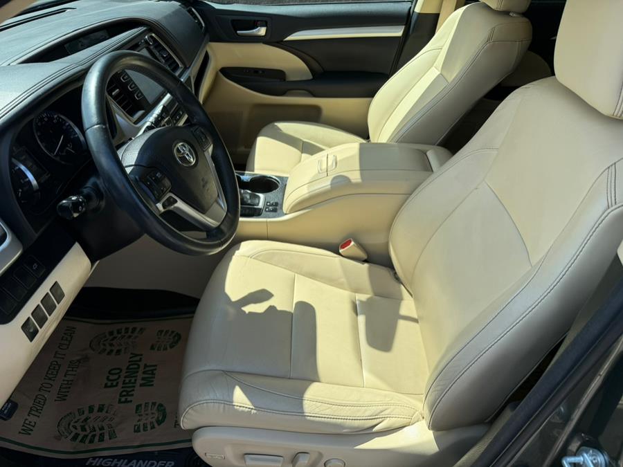 2016 Toyota Highlander AWD 4dr V6 XLE (Natl) photo