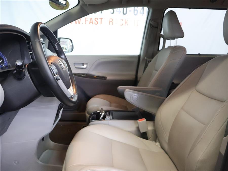 2020 Toyota Sienna XLE photo