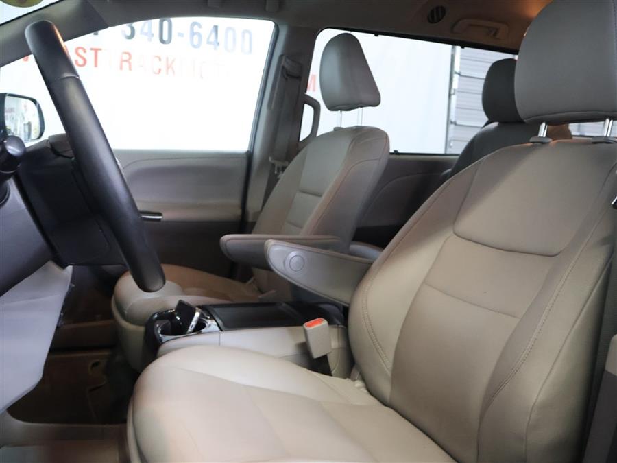 2020 Toyota Sienna XLE photo