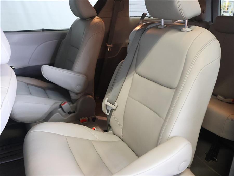 2020 Toyota Sienna XLE photo