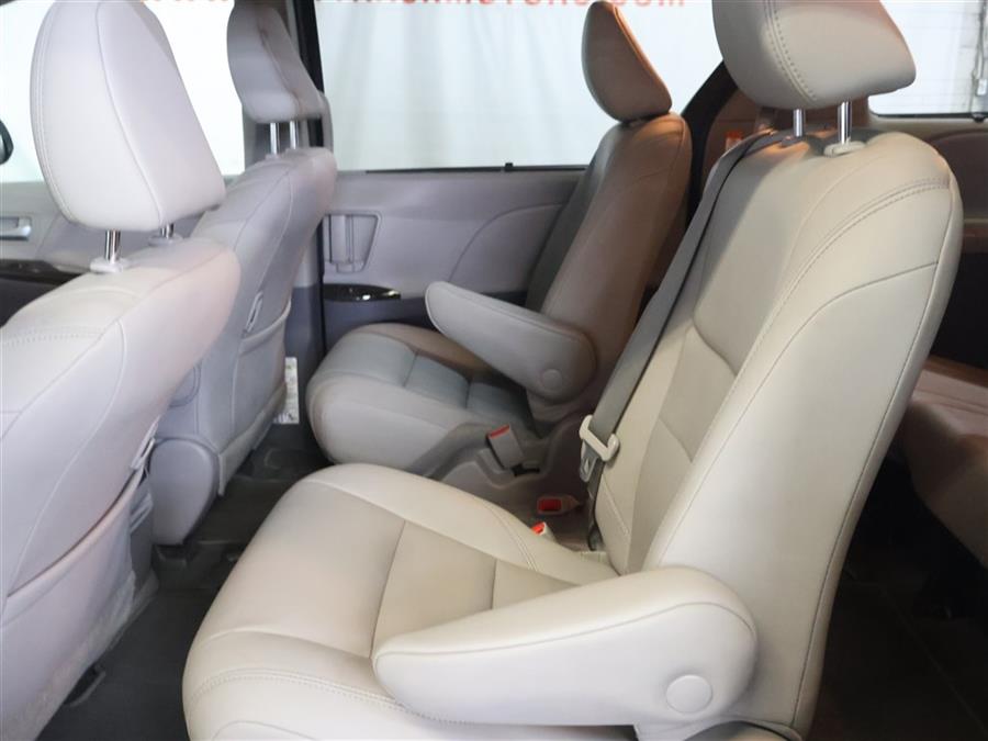 2020 Toyota Sienna XLE photo
