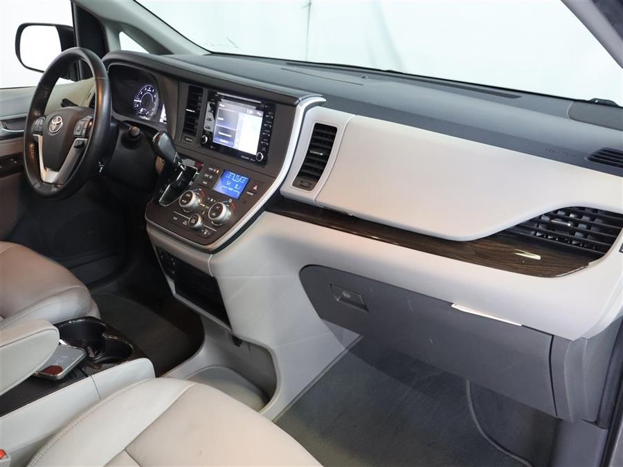 2020 Toyota Sienna XLE photo