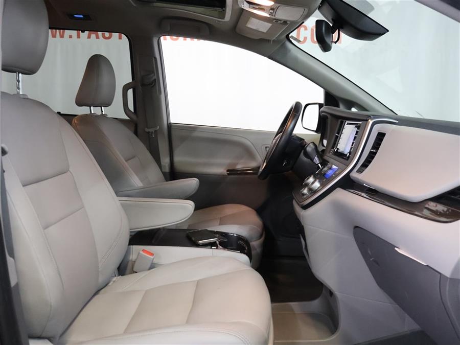 2020 Toyota Sienna XLE photo