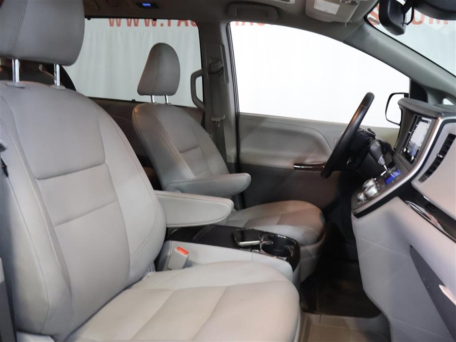 2020 Toyota Sienna XLE photo