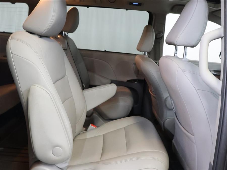 2020 Toyota Sienna XLE photo
