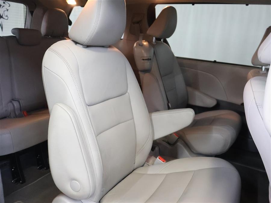 2020 Toyota Sienna XLE photo