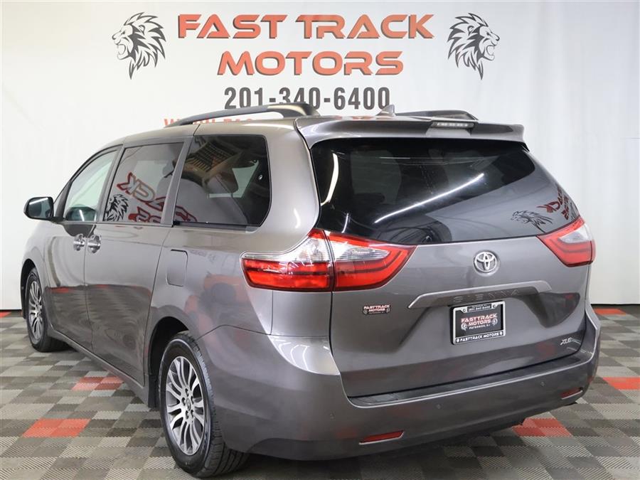 2020 Toyota Sienna XLE photo