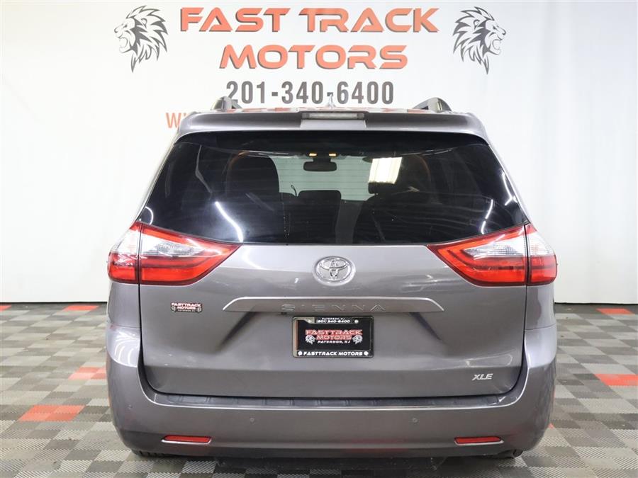 2020 Toyota Sienna XLE photo