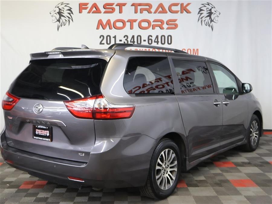2020 Toyota Sienna XLE photo