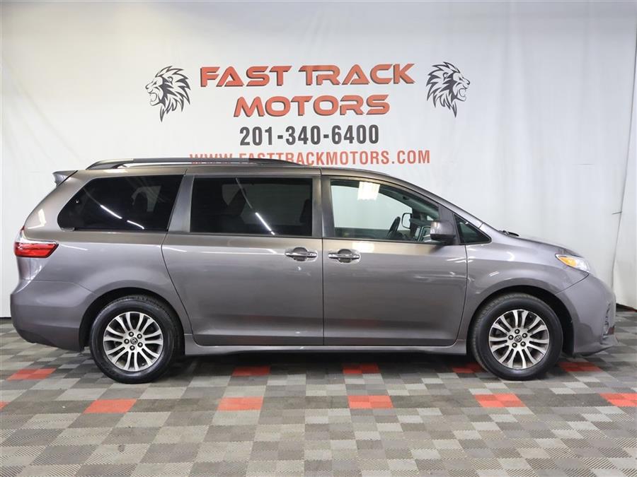 2020 Toyota Sienna XLE photo