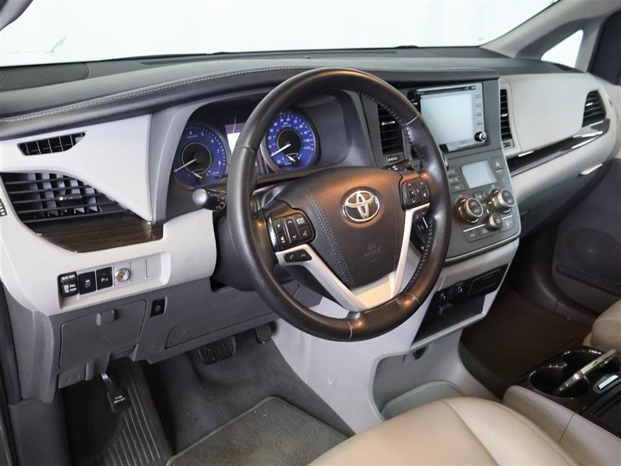 2020 Toyota Sienna XLE photo