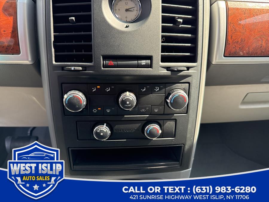 2008 Chrysler Town & Country Touring photo